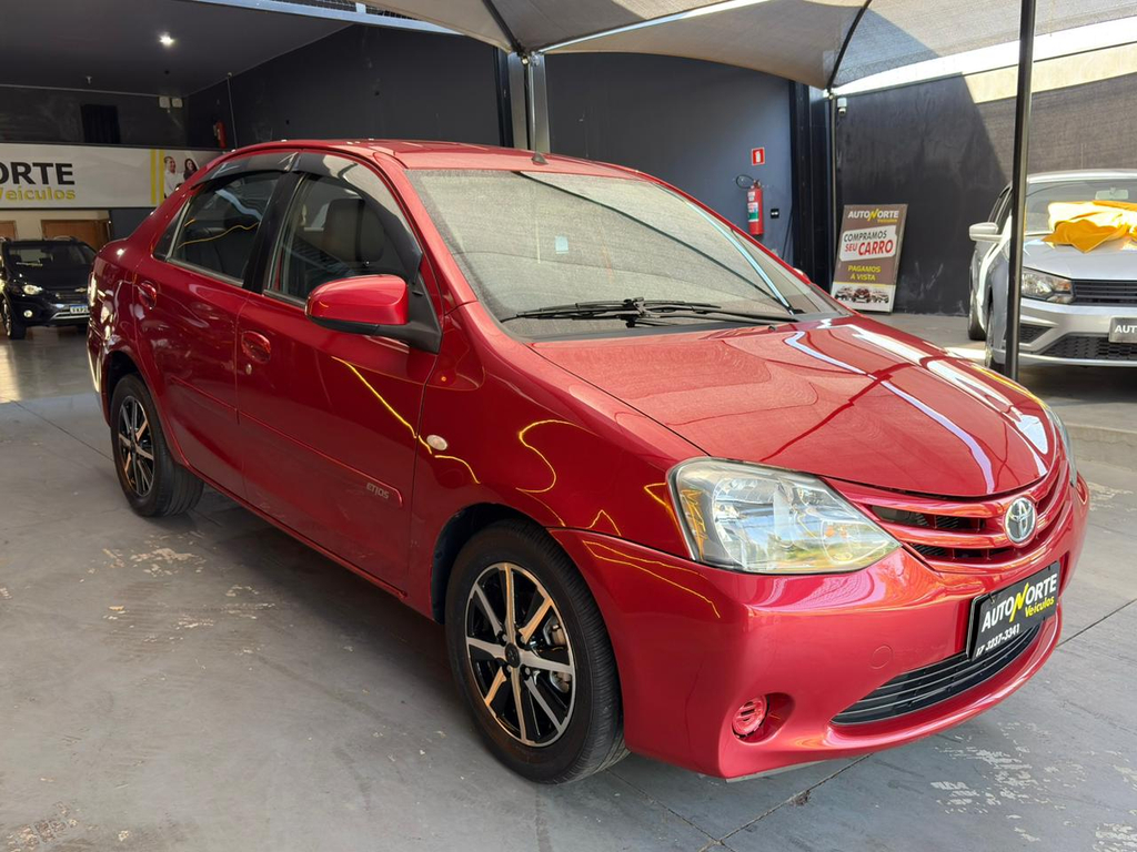 Toyota Etios Sedan Vermelho