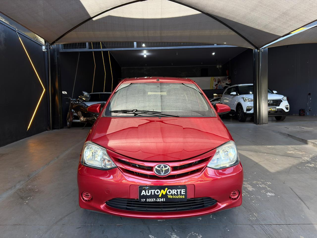 Toyota Etios Sedan Vermelho