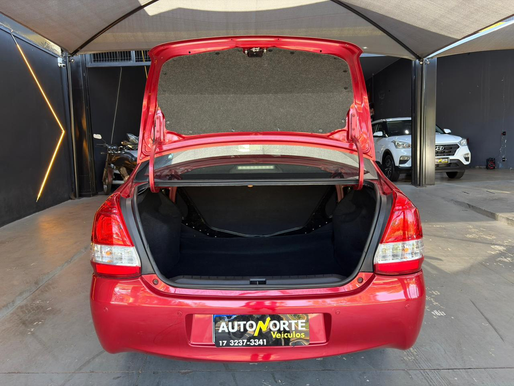 Toyota Etios Sedan Vermelho
