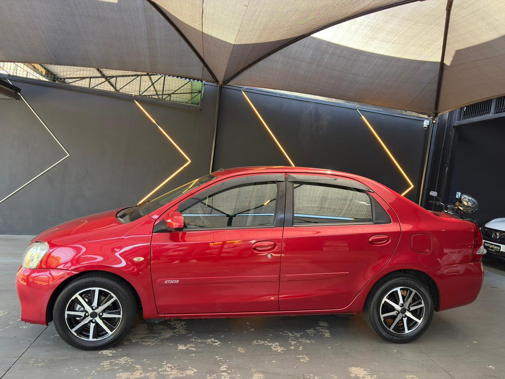 Toyota Etios Sedan Vermelho