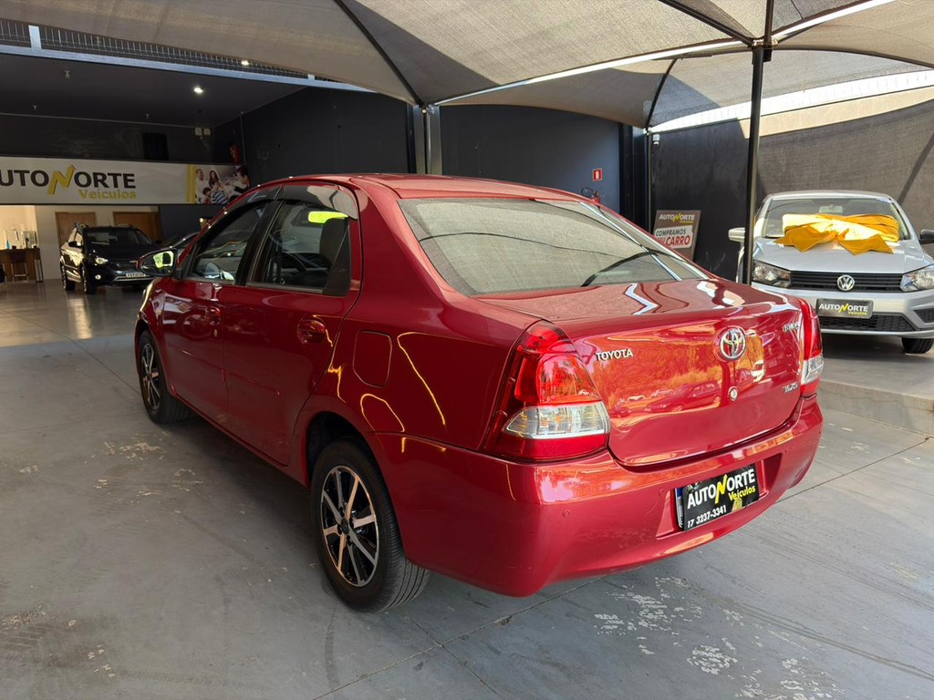 Toyota Etios Sedan Vermelho