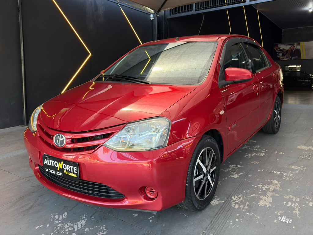 Toyota Etios Sedan Vermelho