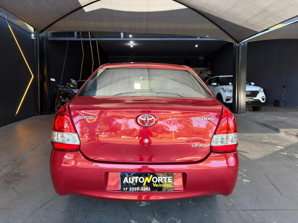 Toyota Etios Sedan Vermelho