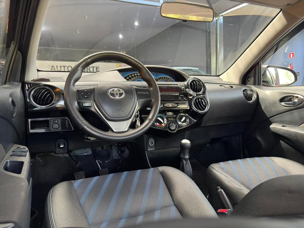 Toyota Etios Sedan Vermelho