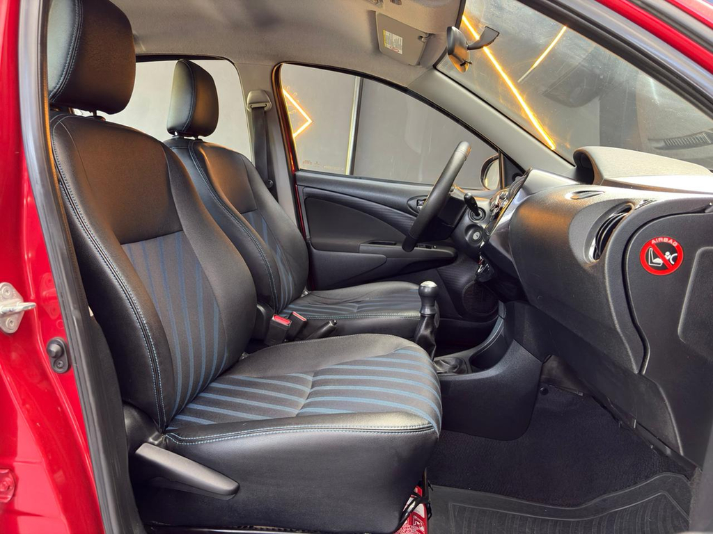 Toyota Etios Sedan Vermelho