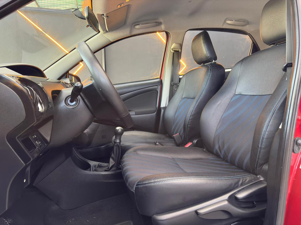 Toyota Etios Sedan Vermelho
