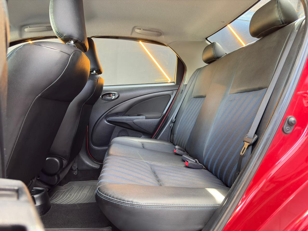 Toyota Etios Sedan Vermelho