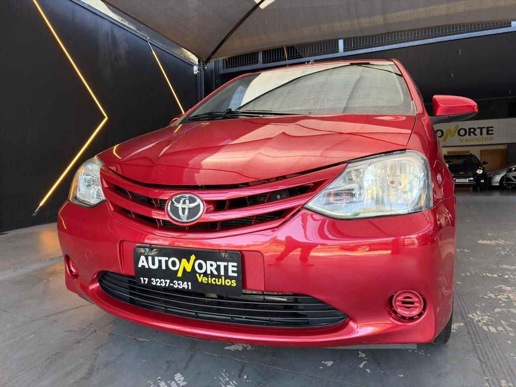 Toyota Etios Sedan Vermelho