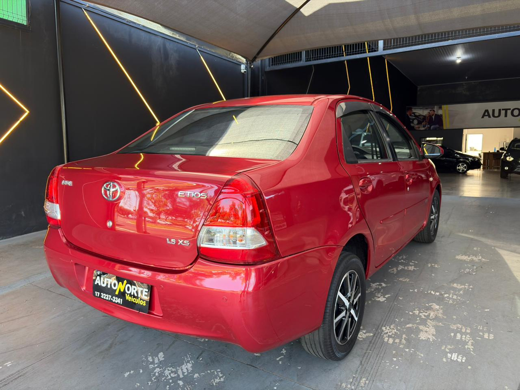 Toyota Etios Sedan Vermelho
