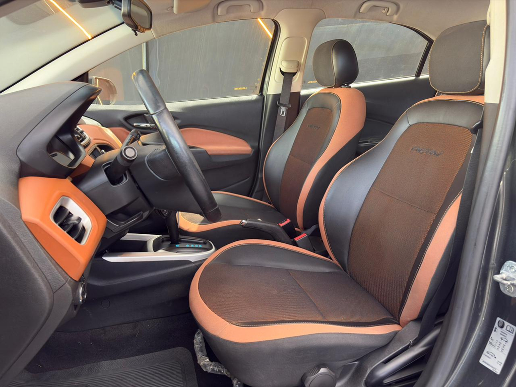 Chevrolet Onix Cinza
