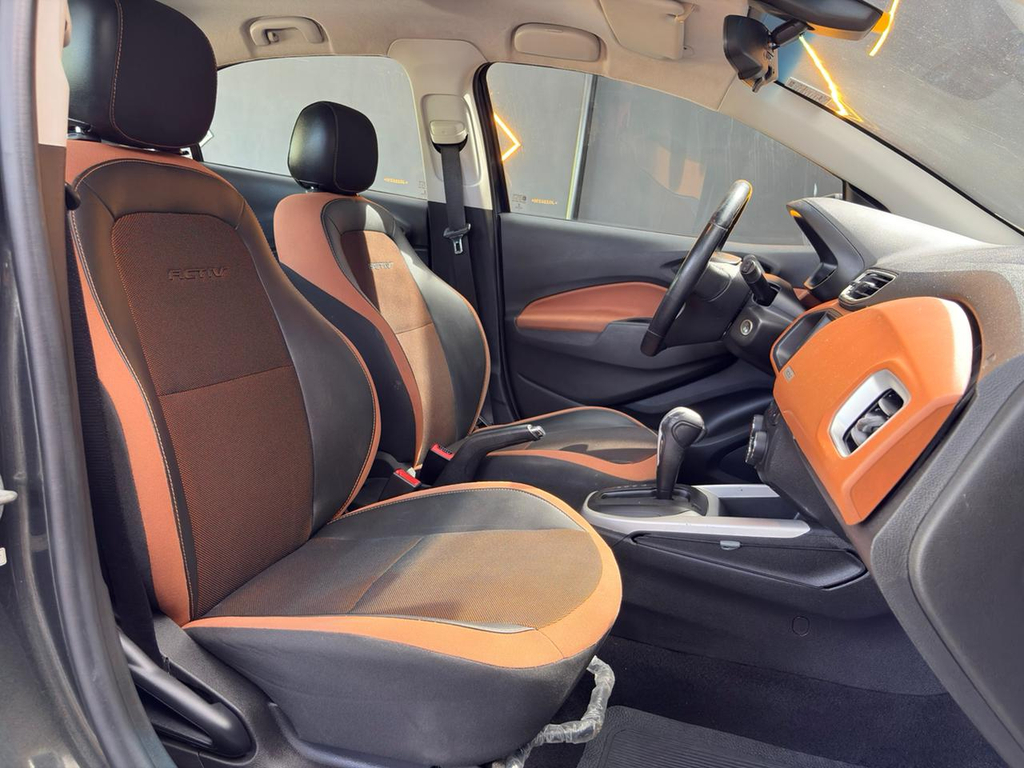 Chevrolet Onix Cinza