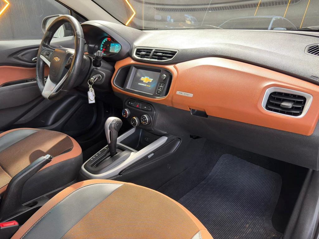 Chevrolet Onix Cinza