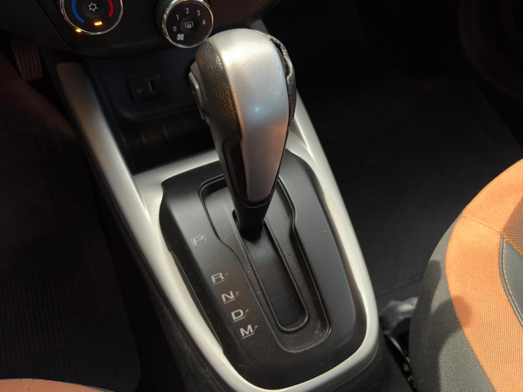 Chevrolet Onix Cinza