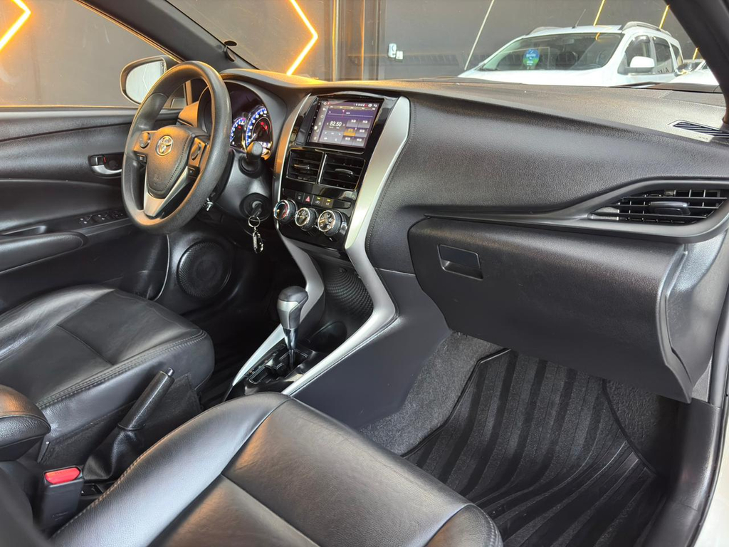 Toyota Yaris Branco