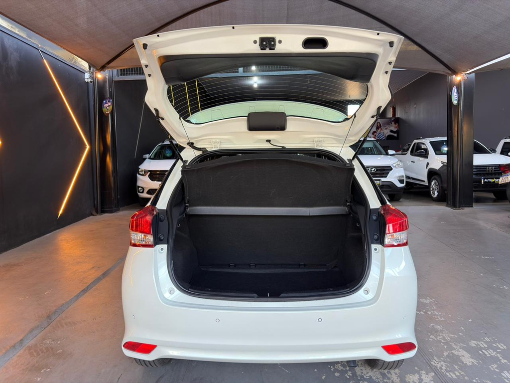 Toyota Yaris Branco