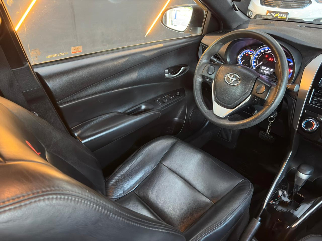 Toyota Yaris Branco