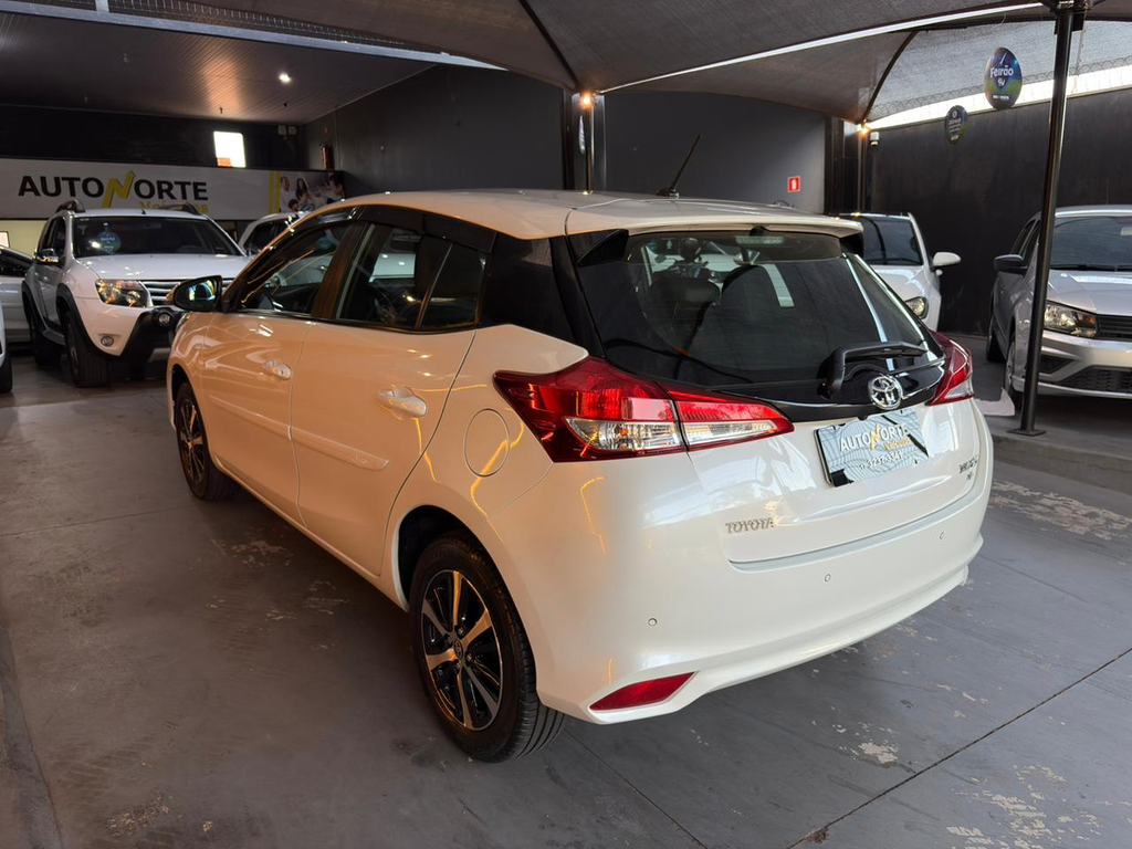 Toyota Yaris Branco