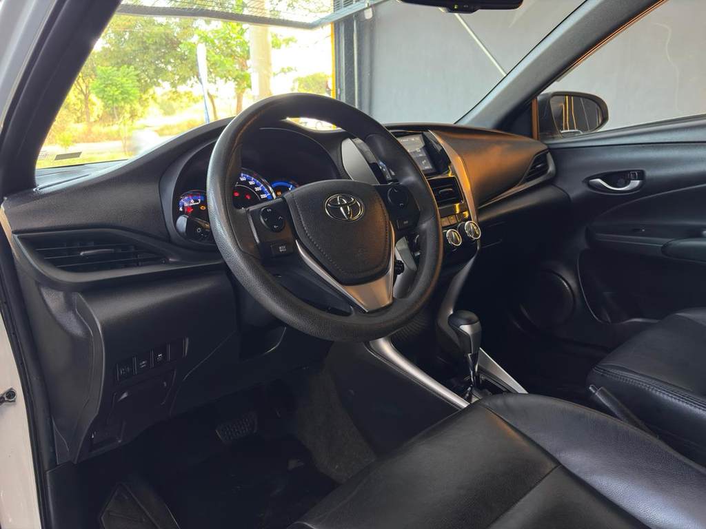 Toyota Yaris Branco