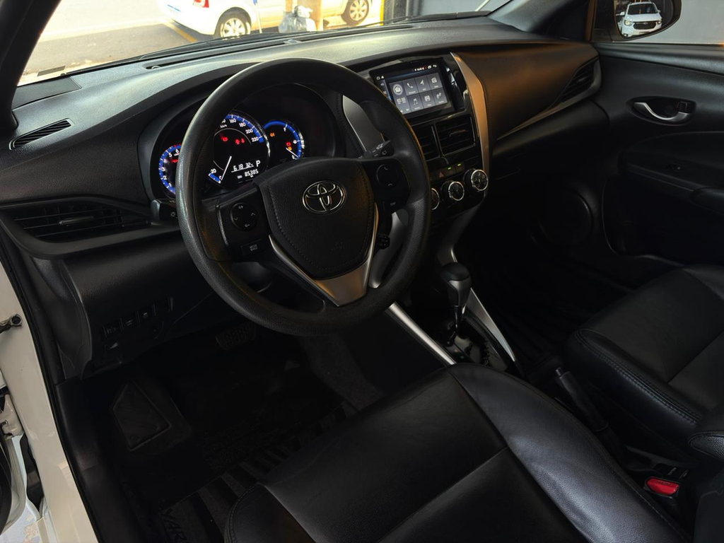 Toyota Yaris Branco