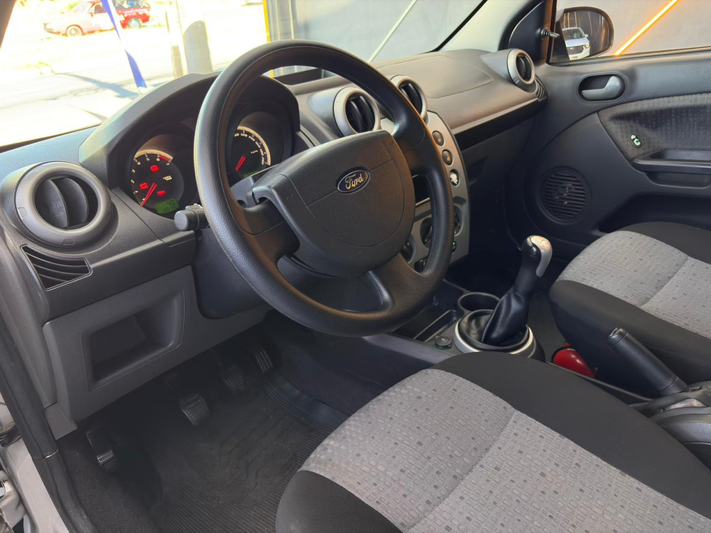 Ford Fiesta Sedan Prata