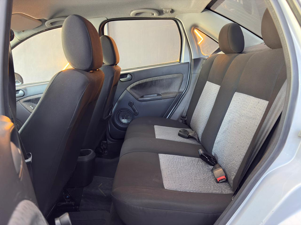 Ford Fiesta Sedan Prata