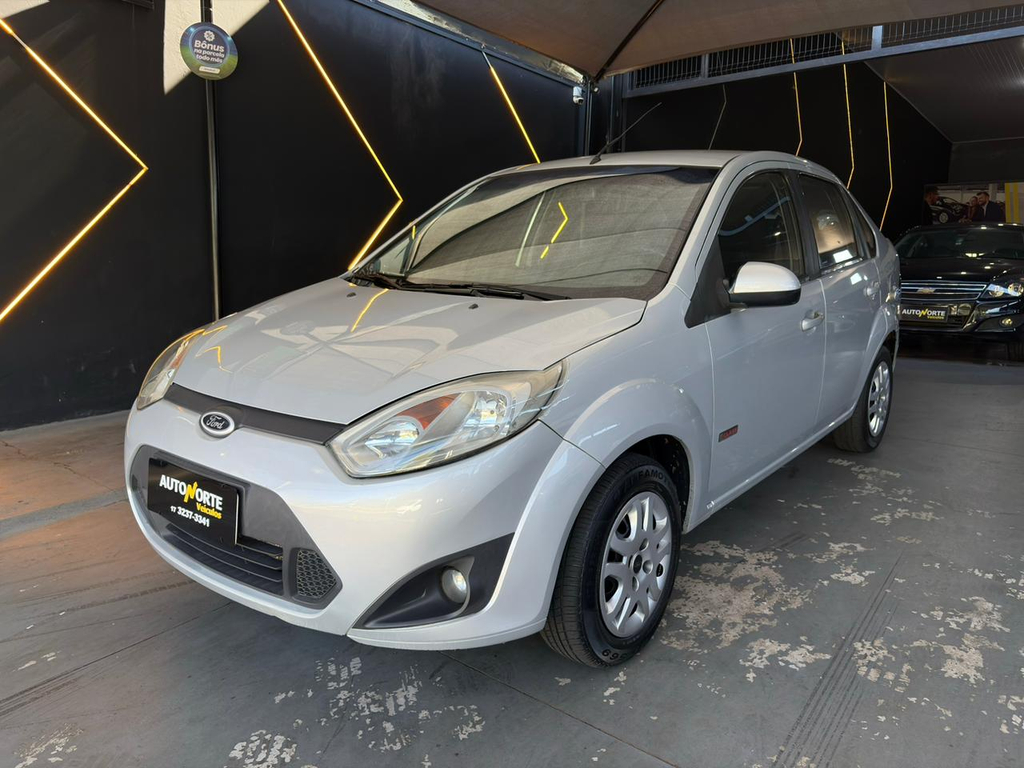 Ford Fiesta Sedan Prata