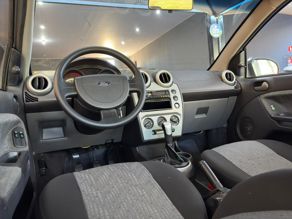 Ford Fiesta Sedan Prata