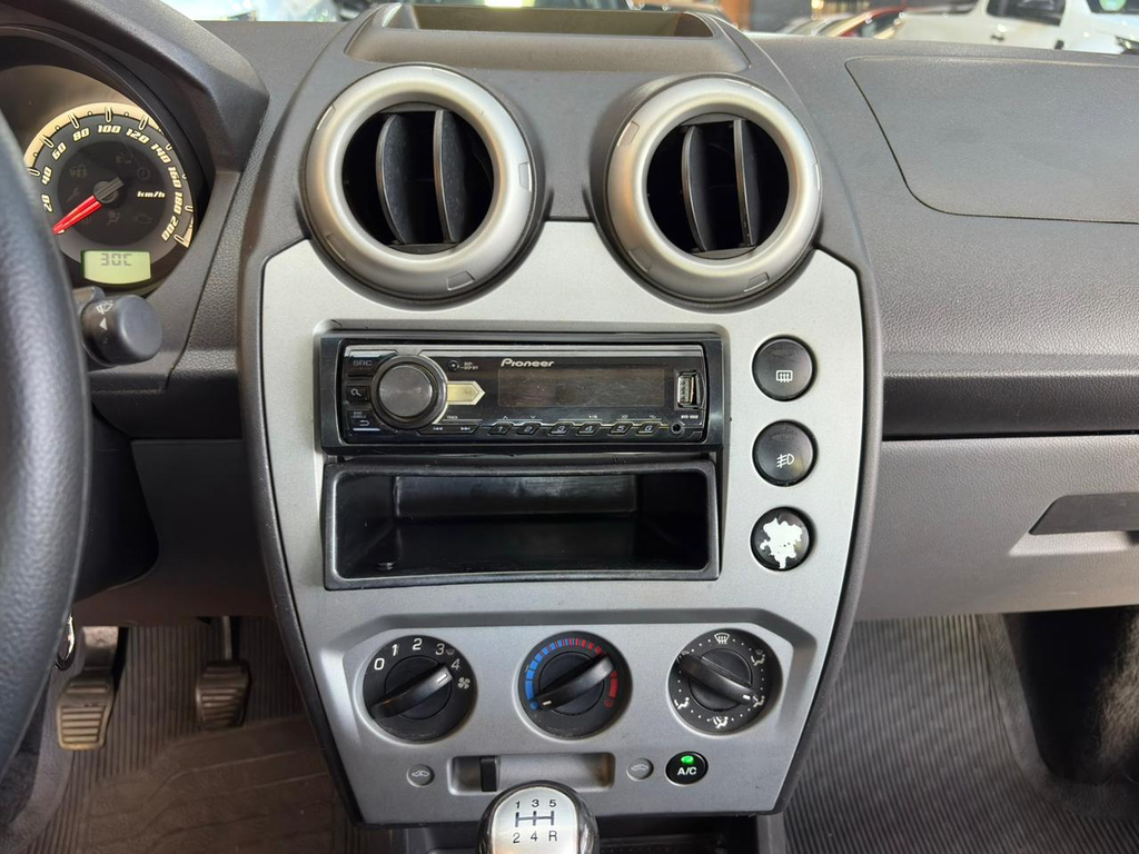 Ford Fiesta Sedan Prata