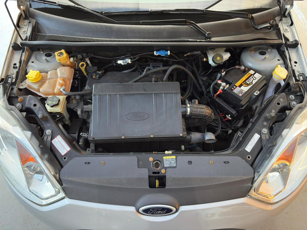 Ford Fiesta Sedan Prata
