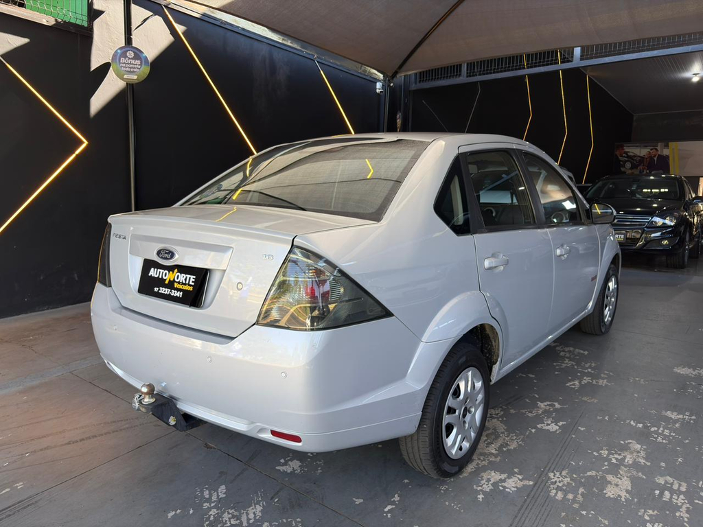 Ford Fiesta Sedan Prata