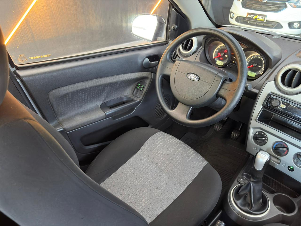 Ford Fiesta Sedan Prata