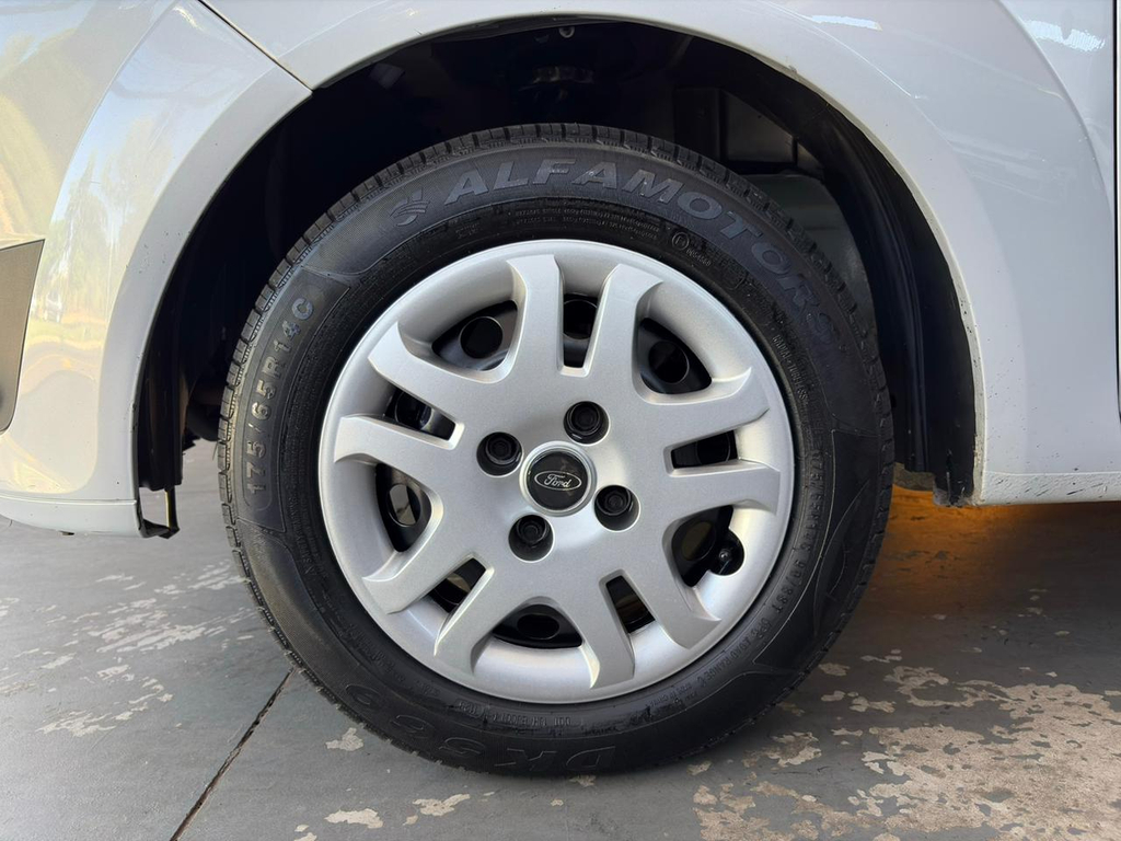 Ford Fiesta Sedan Prata