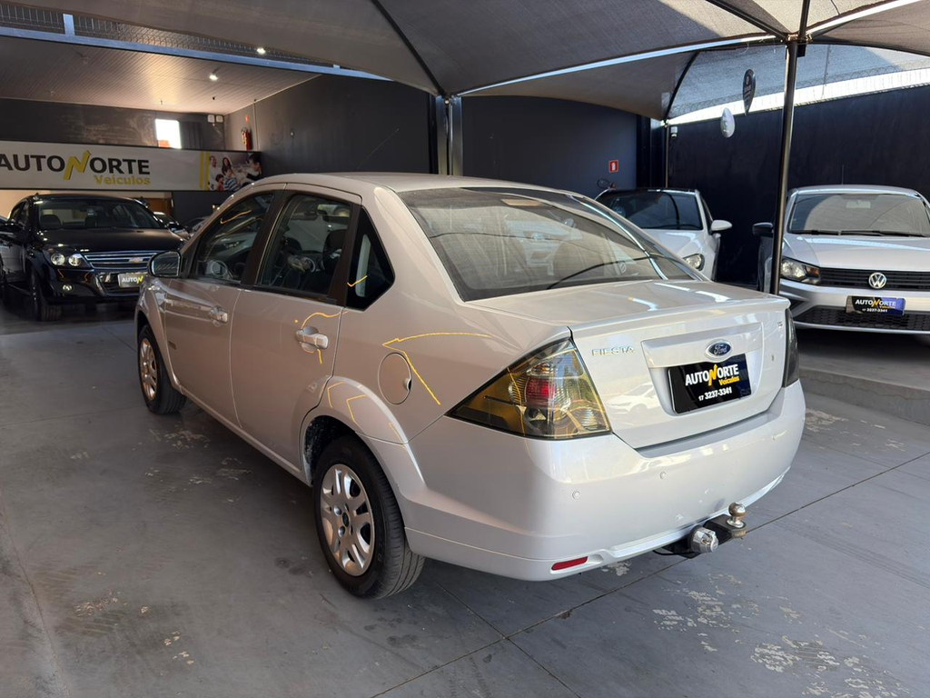 Ford Fiesta Sedan Prata