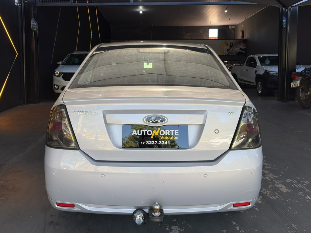 Ford Fiesta Sedan Prata