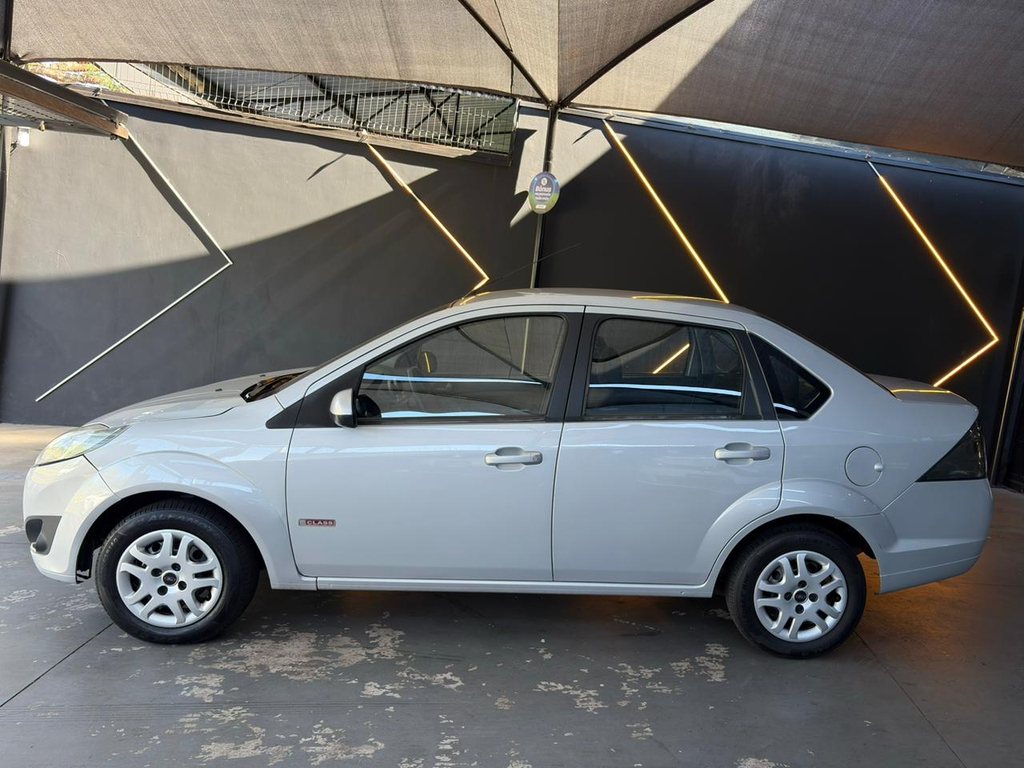 Ford Fiesta Sedan Prata