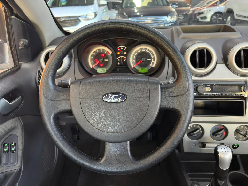 Ford Fiesta Sedan Prata