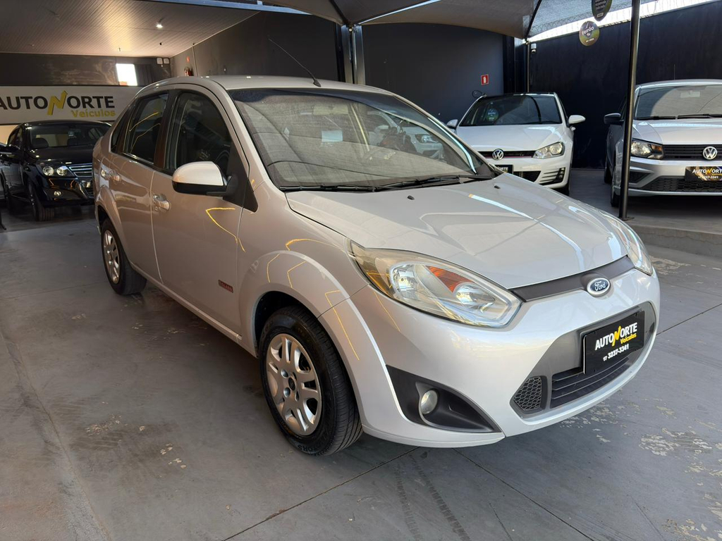 Ford Fiesta Sedan Prata