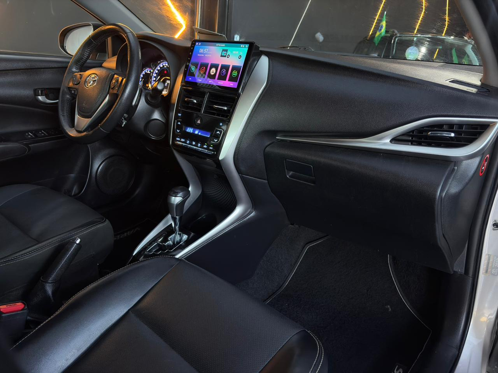 Toyota Yaris Sedan Prata