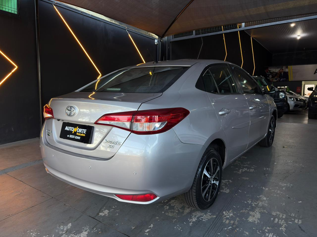 Toyota Yaris Sedan Prata