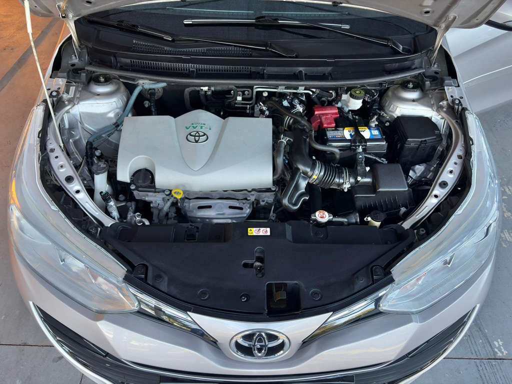 Toyota Yaris Sedan Prata