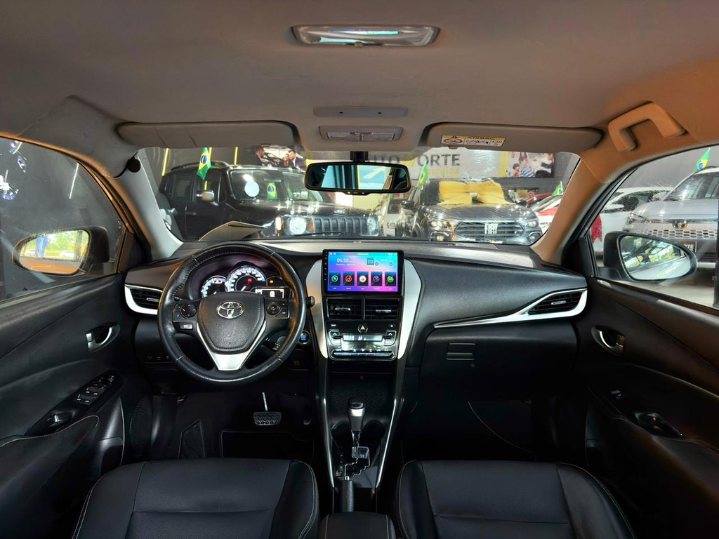 Toyota Yaris Sedan Prata
