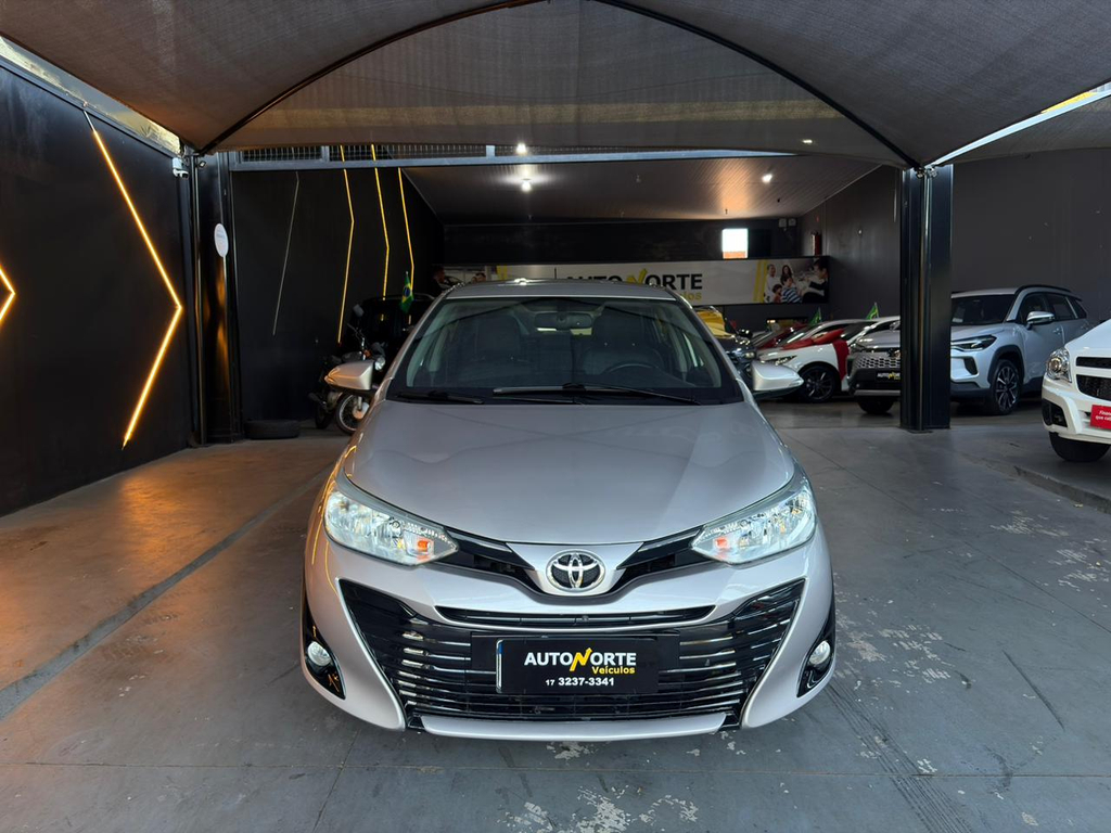 Toyota Yaris Sedan Prata