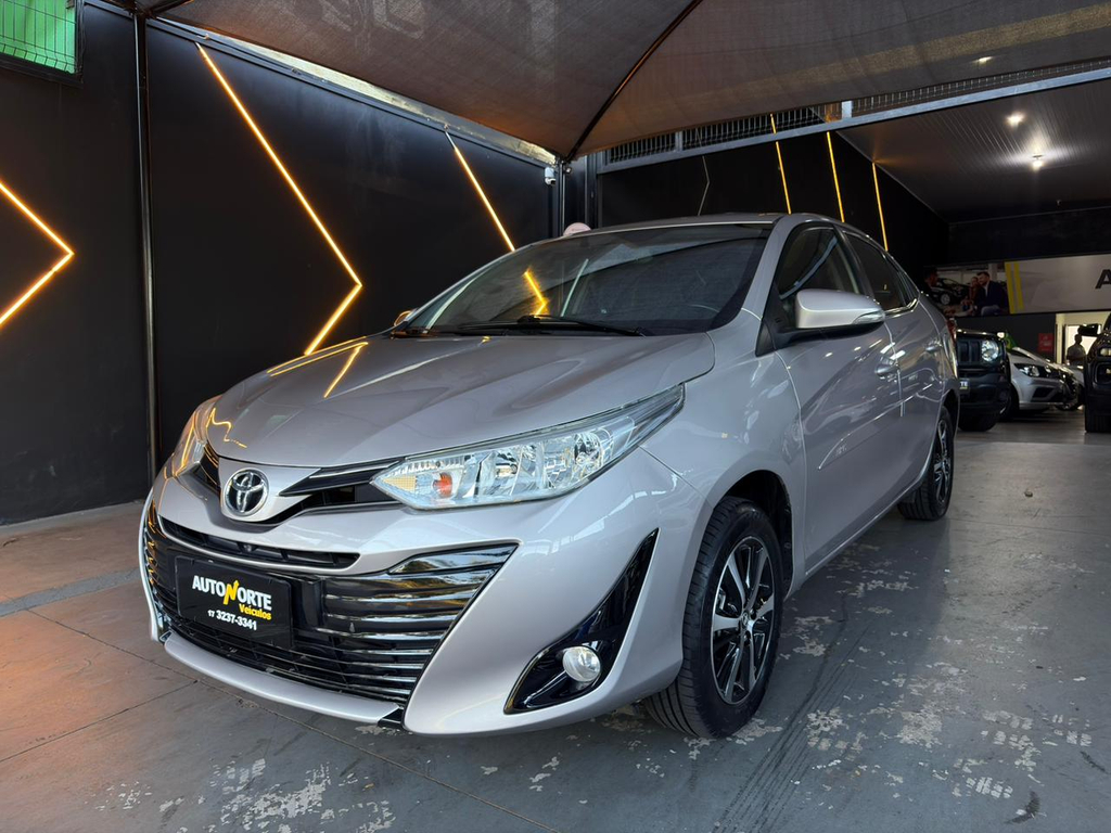 Toyota Yaris Sedan Prata