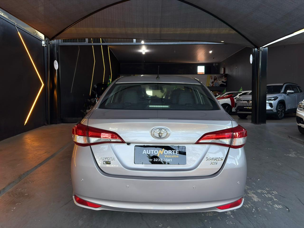 Toyota Yaris Sedan Prata