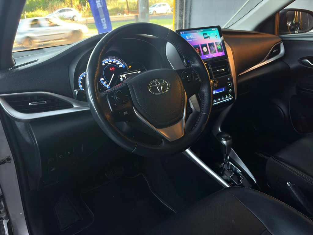 Toyota Yaris Sedan Prata
