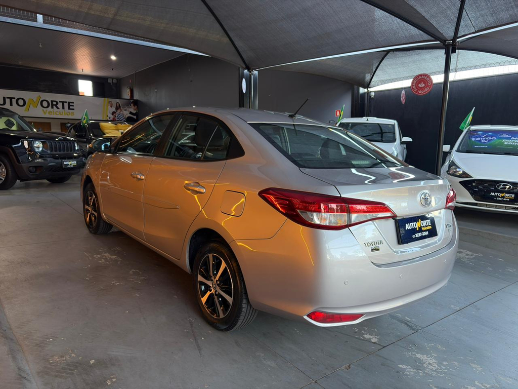 Toyota Yaris Sedan Prata
