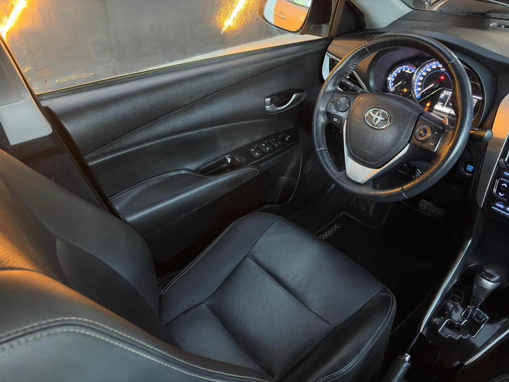 Toyota Yaris Sedan Prata