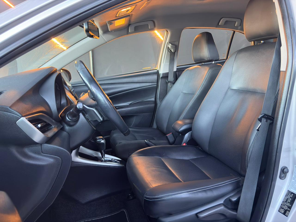 Toyota Yaris Sedan Prata