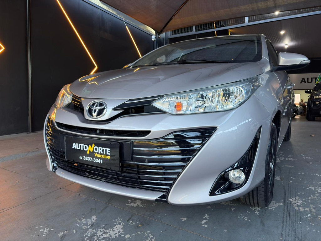 Toyota Yaris Sedan Prata