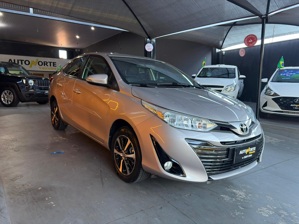 Toyota Yaris Sedan Prata